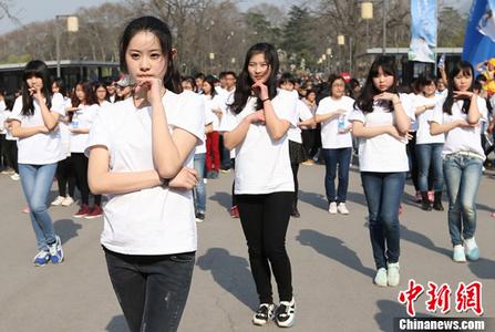 娱乐探索编辑部 | 郭晓东太会玩了!《小巷人家》有自己的\